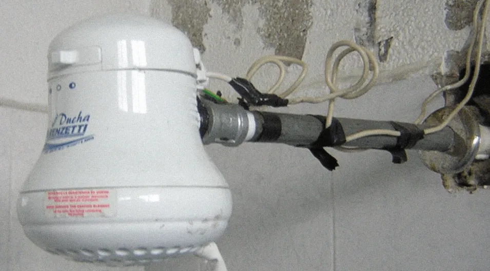 Cables de ducha eléctrica derretidos por mala instalación