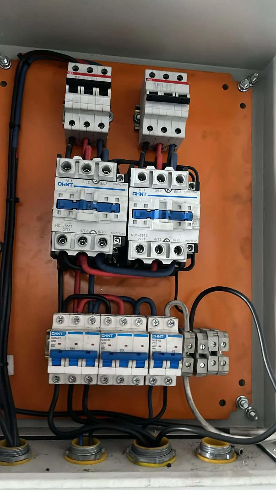 Tablero eléctrico con llaves térmicas